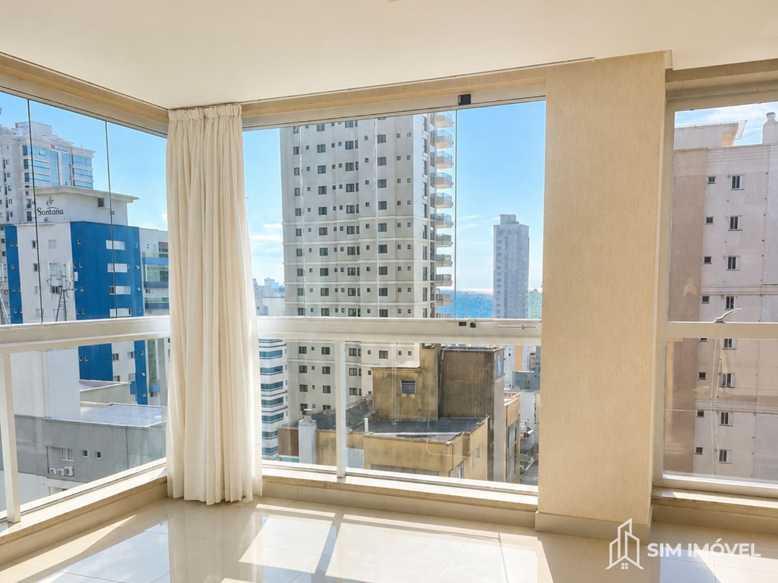 Apartamento com 3 dormitórios em Meia Praia Itapema