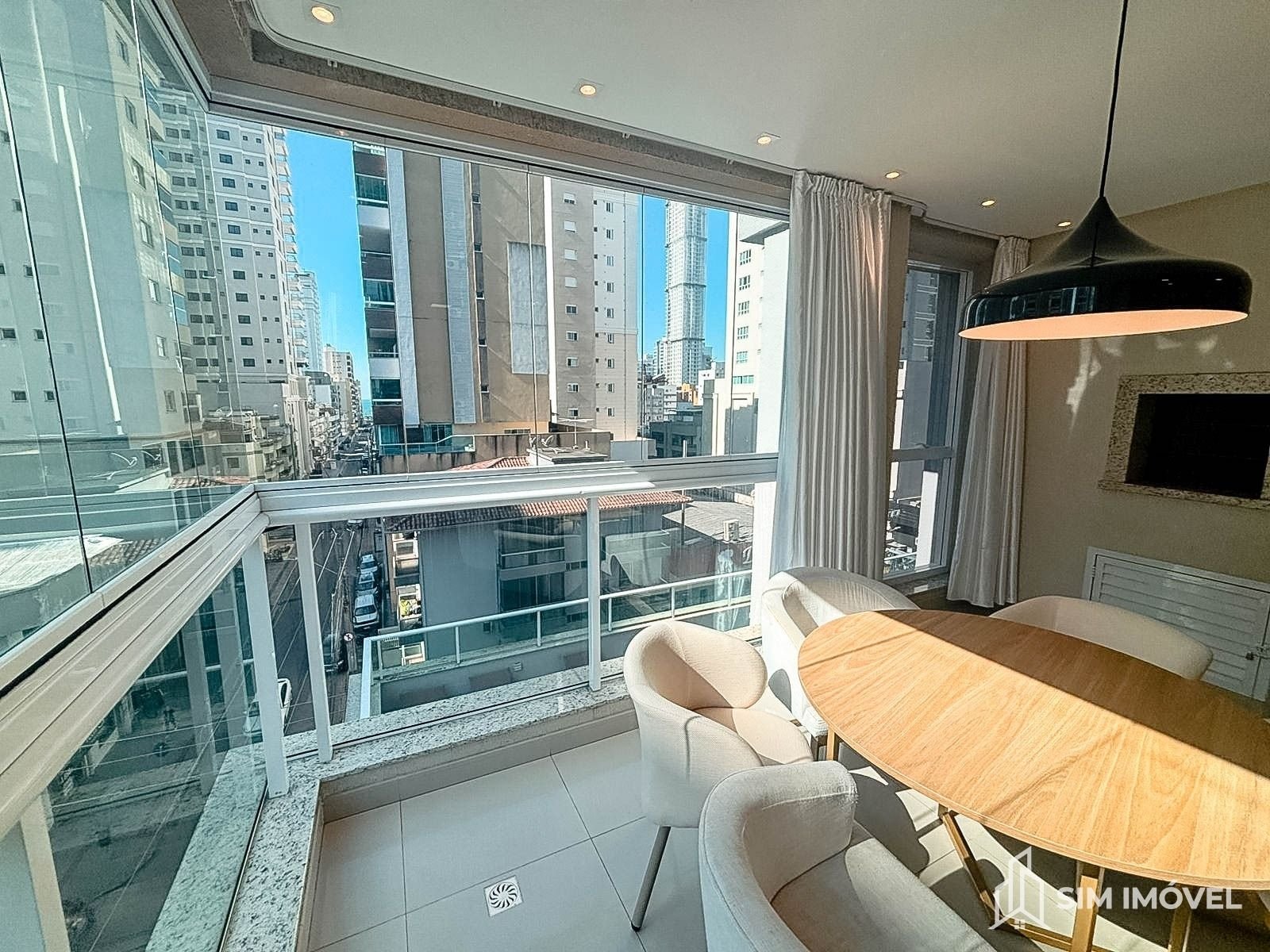 Apartamento com 3 dormitórios em Meia Praia Itapema